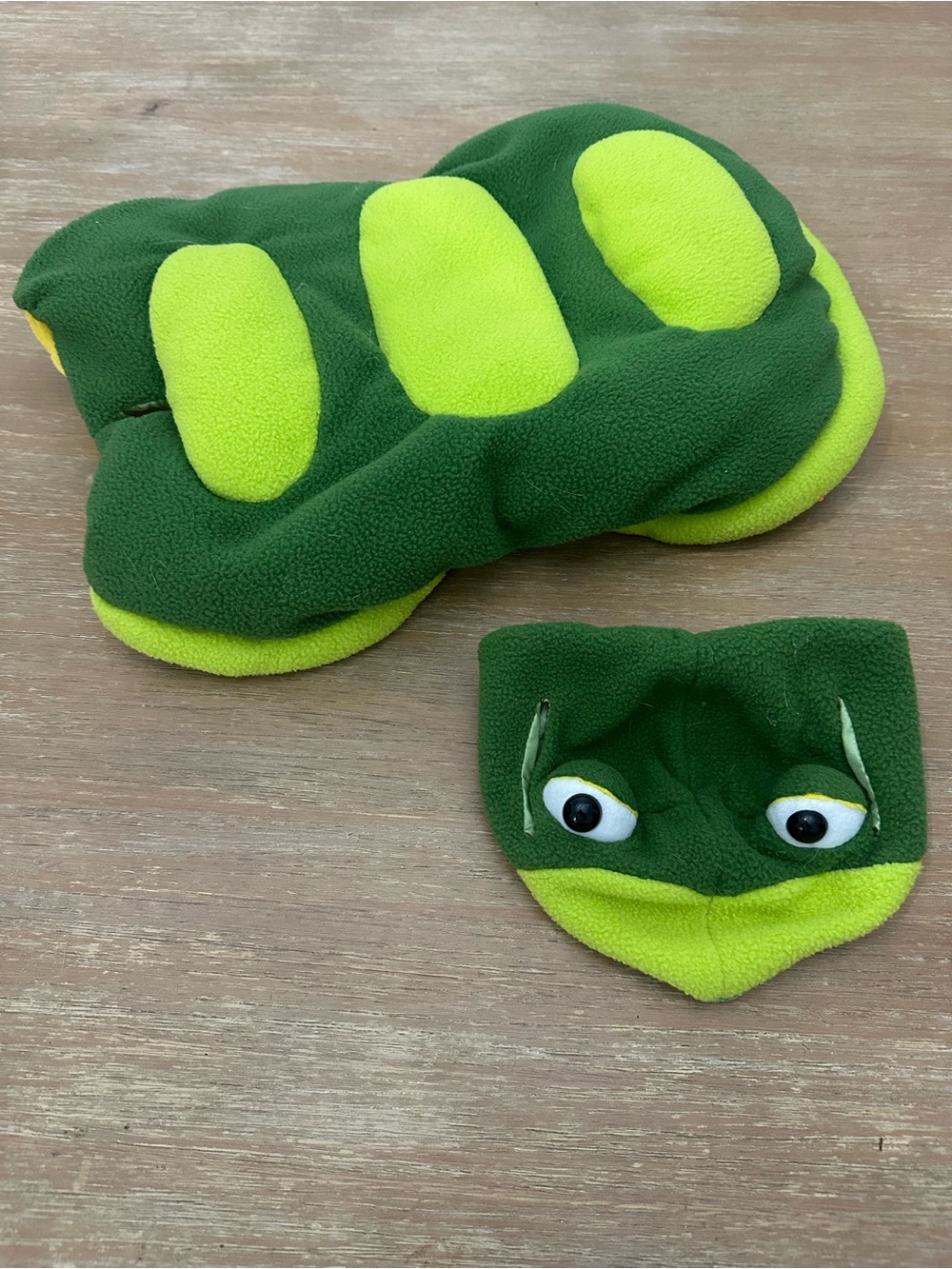 Target Green & Lime Frog Plush Reptile Hide and Hammock